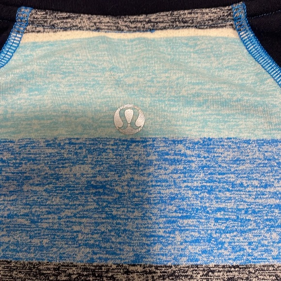 Lululemon Long Sleeve with thumb holes and small zipper pocket - Picture 3 of 6